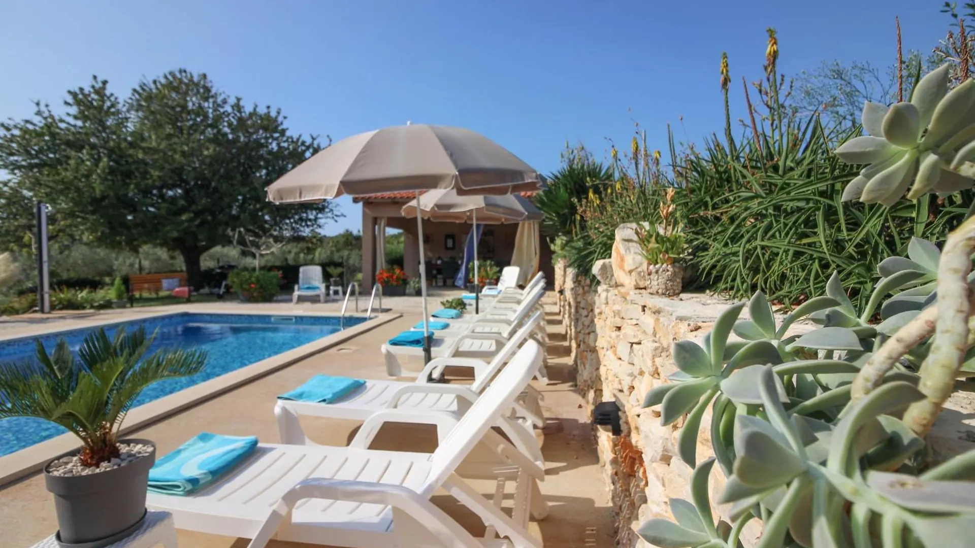 Complex Of Two Villas Palera Xxl With Private Pools Liznjan Croatia